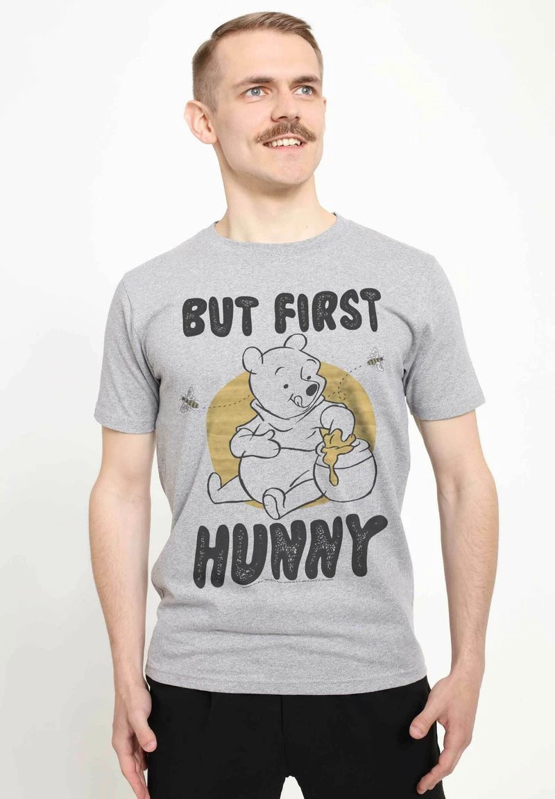 Henry Tiger Unisex DISNEY CLASSICS WINNIE THE POOH - FIRST HUNNY - T-Shirt Print - Melange Grey 1 Henry Tiger Unisex DISNEY CLASSICS WINNIE THE POOH - FIRST HUNNY - T-Shirt Print - Melange Grey